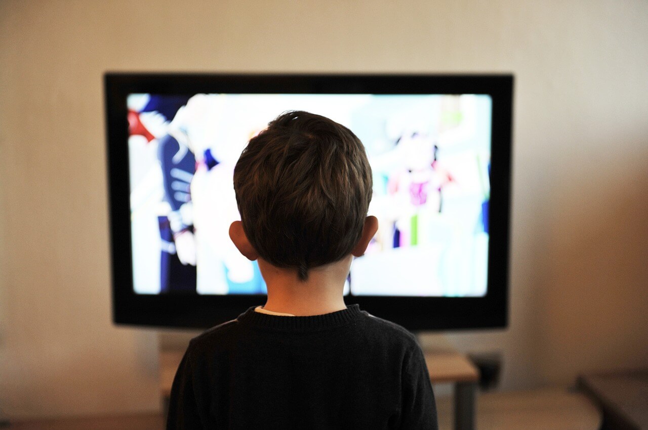 Televisão ligada ao fundo pode prejudicar o desenvolvimento das crianças, apontam especialistas!