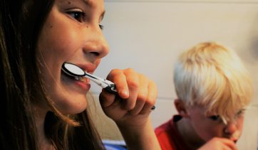 Os benefícios em usar a pasta dental natural