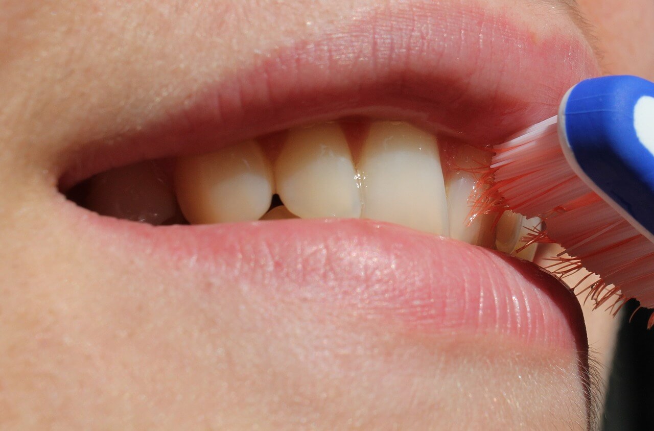 Os benefícios em usar a pasta dental natural